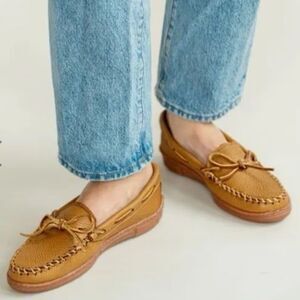 Minnetonka Moosehead Moccasins Mocs Classic Shoes Natural Tan US Women’s Size 8